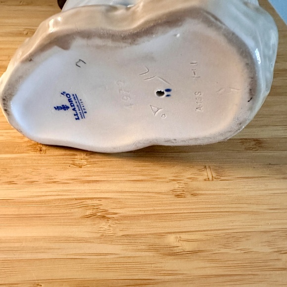 Lladro Madonna Girl with Lilies Figurine – Retired 1998 – Vintage Porcelain - Picture 3 of 4